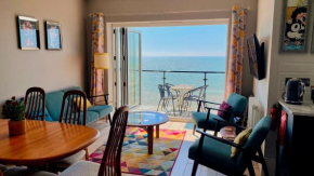 Seascape - 2 bedroom flat with panoramic sea views